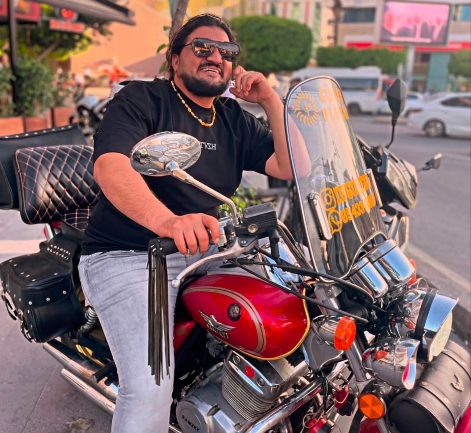 Motosiklet üzerinde özel pleksi uygulaması